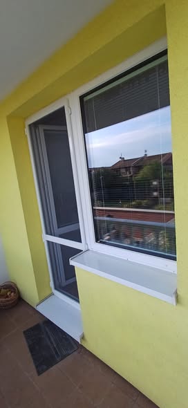 Plastové balkónové dvere a okno so žalúziami